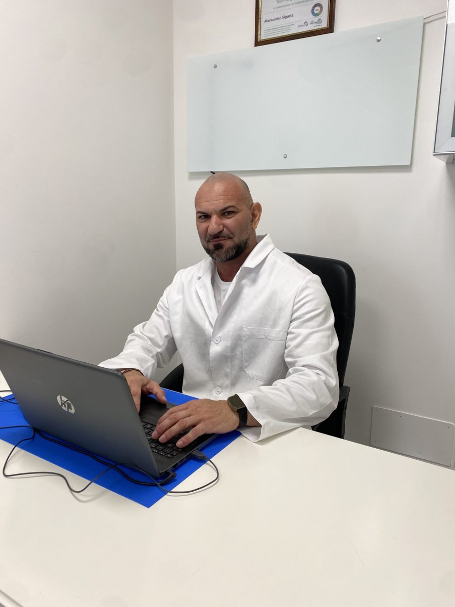 Alessandro Sigurtà, biologo nutrizionista e fitness coach, nel suo studio
